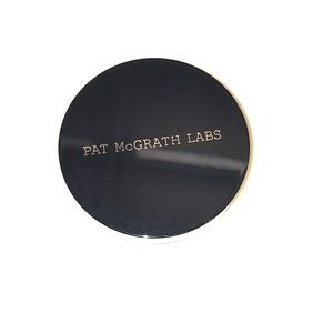 Pat McGrath setting powder